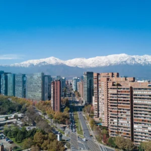 Explorando Santiago desde los Cielos y la Tierra