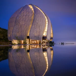 Viñas y Espiritualidad: Tour Vinícola y Visita al Templo Bahá'í
