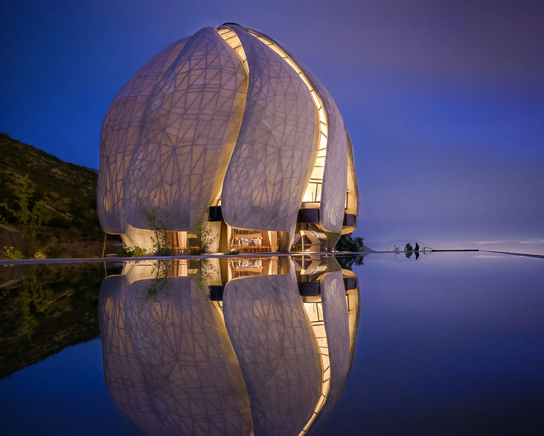 Viñas y Espiritualidad: Tour Vinícola y Visita al Templo Bahá’í